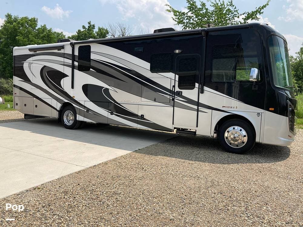 2019 Entegra Coach Emblem 36U - Used Class A For Sale by Pop RVs in Brown City, Michigan features Slideout