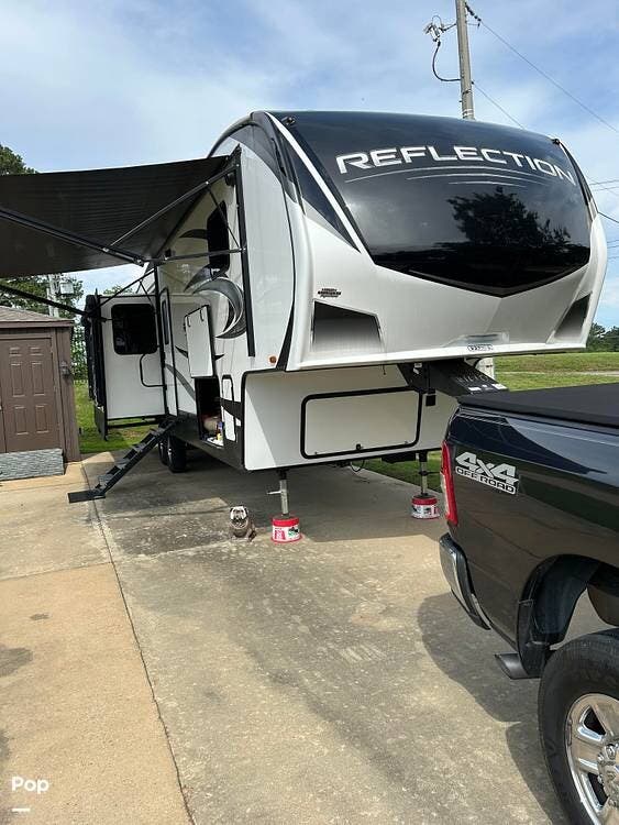 2022 Grand Design Reflection 337RLS - Used Fifth Wheel For Sale by Pop RVs in Starkville, Mississippi features Air Conditioning, Leveling Jacks, Slideout, Awning
