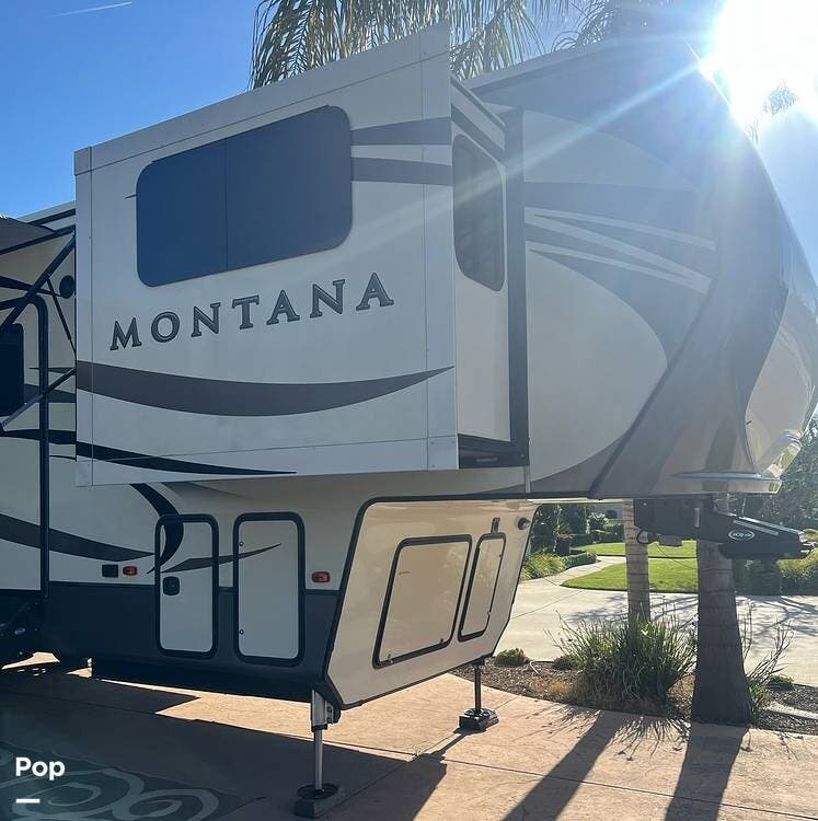 2017 Keystone Montana 3730FL - Used Fifth Wheel For Sale by Pop RVs in Visalia, California features Slideout, Awning, Air Conditioning, Leveling Jacks