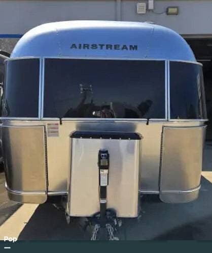 2022 Airstream Flying Cloud 25FB - Used Travel Trailer For Sale by Pop RVs in Lewisville, Texas