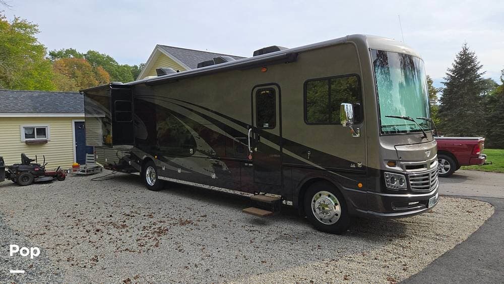 2020 Fleetwood Southwind 37F - Used Class A For Sale by Pop RVs in Dover, New Hampshire features Slideout, Air Conditioning, Awning, Generator, Leveling Jacks