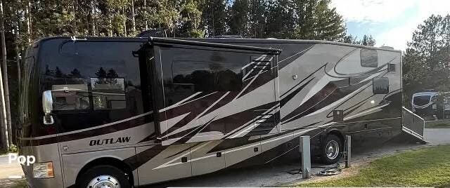 2014 Outlaw 37MD by Thor Motor Coach from Pop RVs in Waterford, Wisconsin
