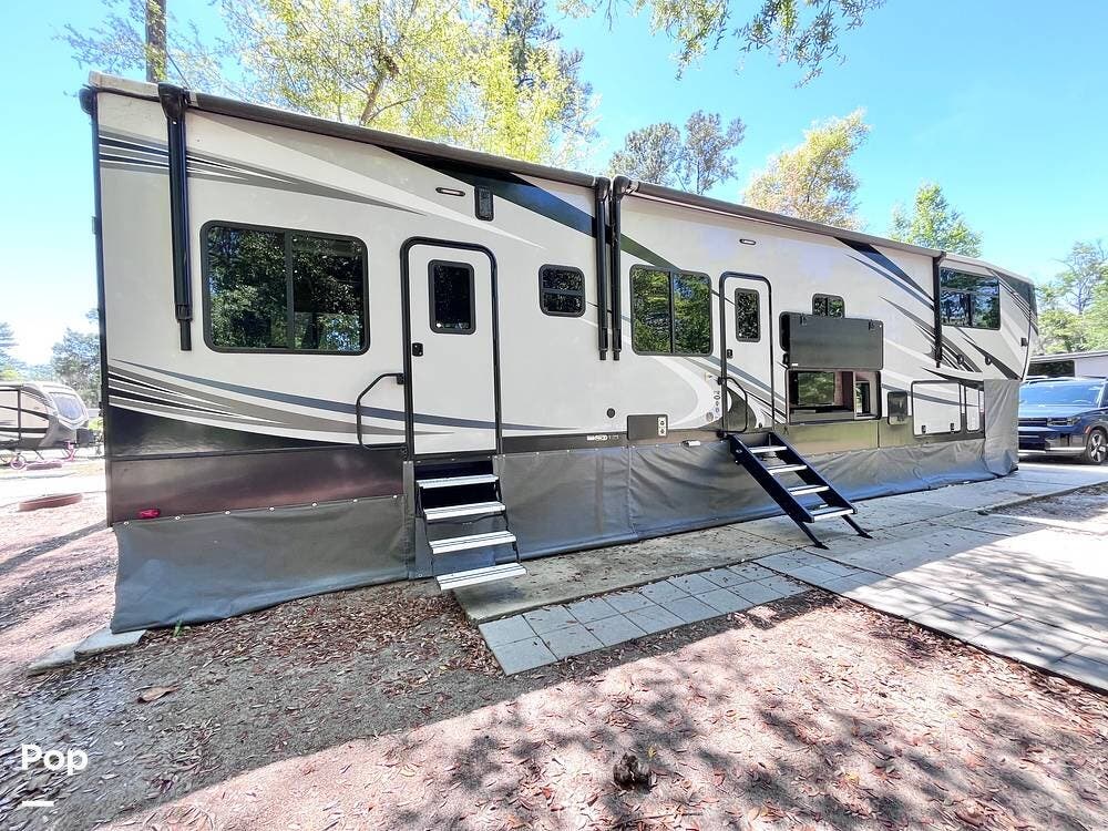 2019 Heartland Cyclone 4007 - Used Toy Hauler For Sale by Pop RVs in Freeport, Florida features Leveling Jacks, Slideout, Generator, Awning, Air Conditioning