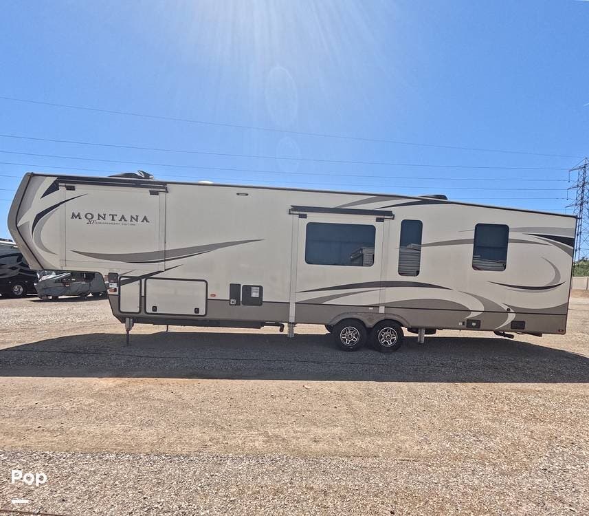 2019 Keystone Montana 3700LK - Used Fifth Wheel For Sale by Pop RVs in Castaic, California features Air Conditioning, Slideout, Awning, Leveling Jacks