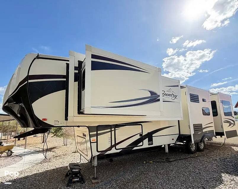 2018 Heartland Big Country 3965DSS - Used Fifth Wheel For Sale by Pop RVs in Herriman, Utah features Awning, Leveling Jacks, Air Conditioning, Slideout