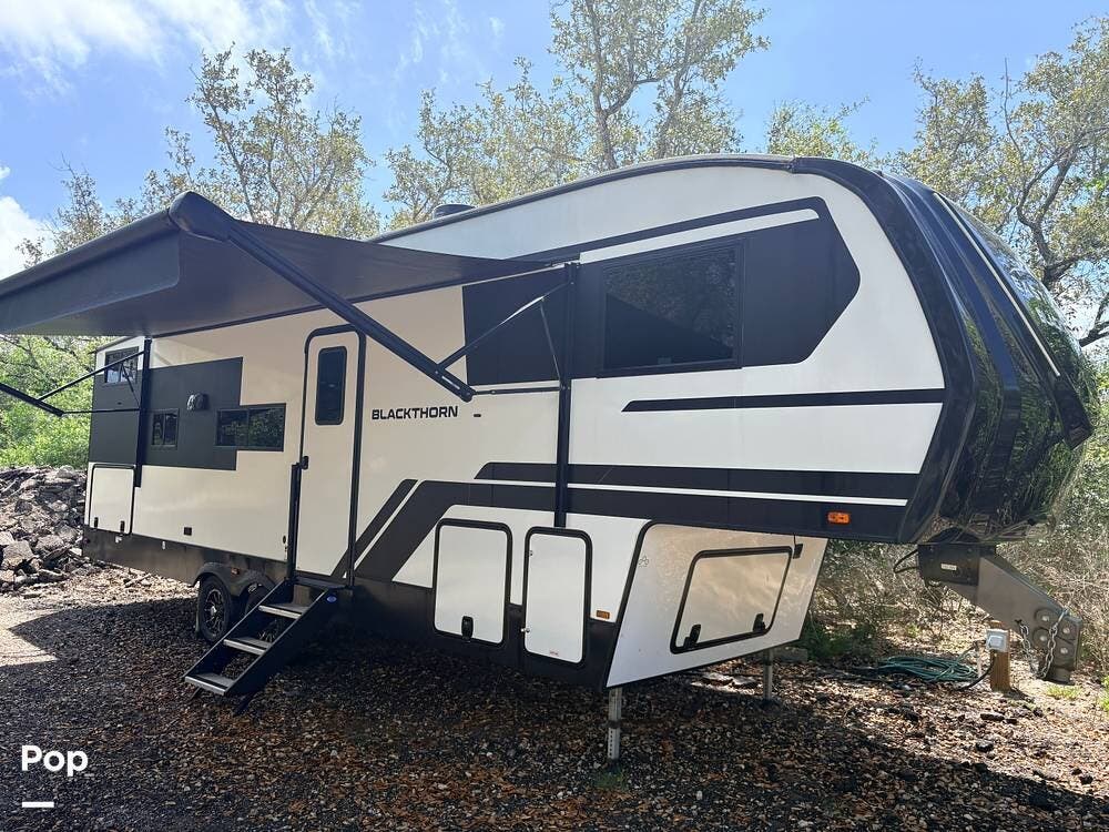 2024 East to West Blackthorn 27BH-OK - Used Fifth Wheel For Sale by Pop RVs in Rockport, Texas features Slideout, Leveling Jacks, Air Conditioning, Awning
