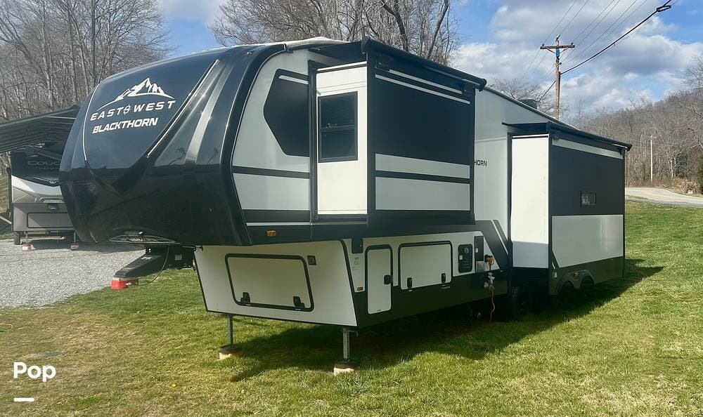 2025 East to West Blackthorn 3100RL - Used Fifth Wheel For Sale by Pop RVs in Canton, North Carolina features Slideout, Air Conditioning, Leveling Jacks, Awning