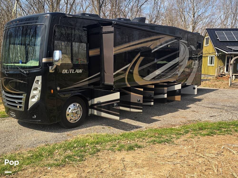 2019 Outlaw 37GP by Thor Motor Coach from Pop RVs in Avon, Indiana