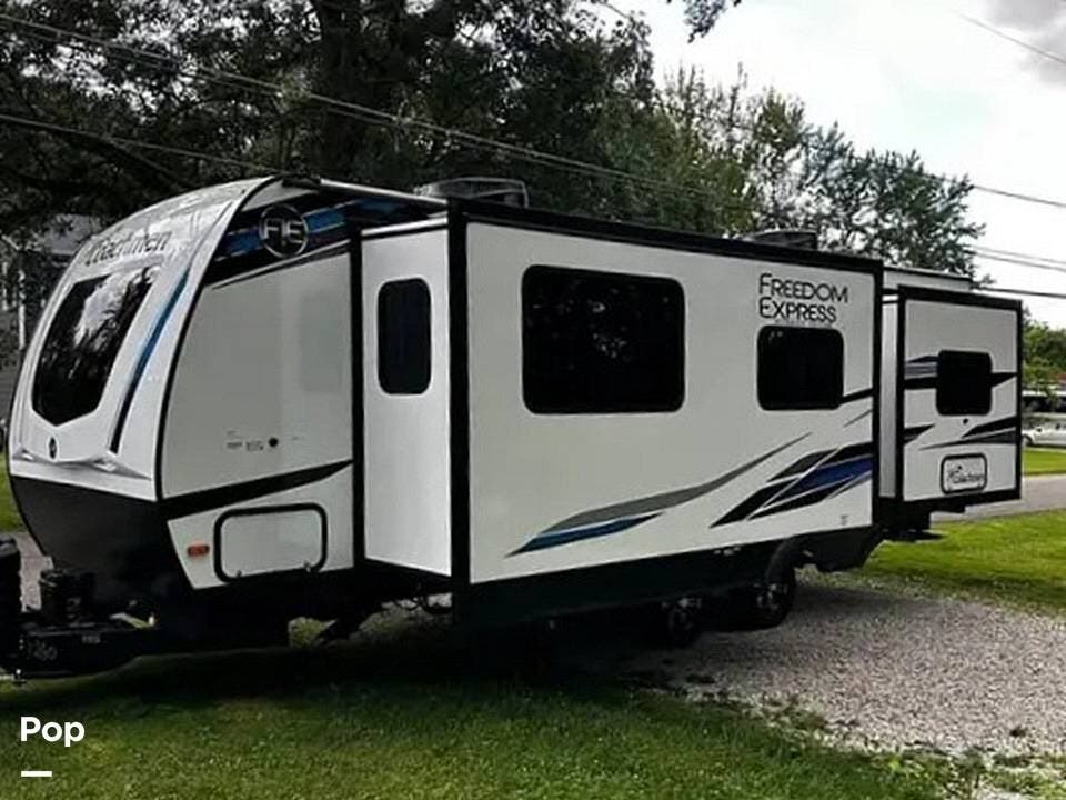 2024 Coachmen Freedom Express Ultra Lite 259FKDS - Used Travel Trailer For Sale by Pop RVs in Pataskala, Ohio features Air Conditioning, Awning, Slideout