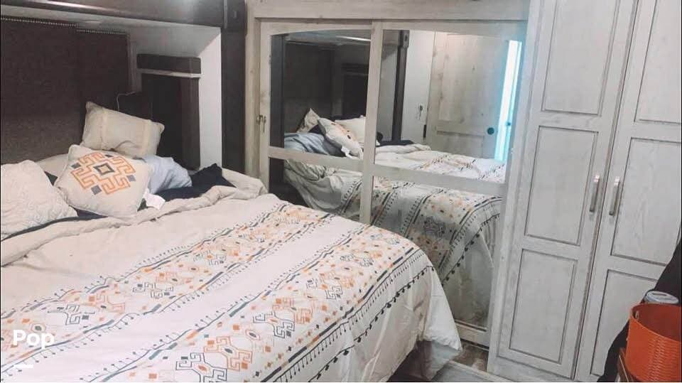 2021 Keystone Avalanche 395BH - Used Fifth Wheel For Sale by Pop RVs in Lafayette, Georgia features Slideout