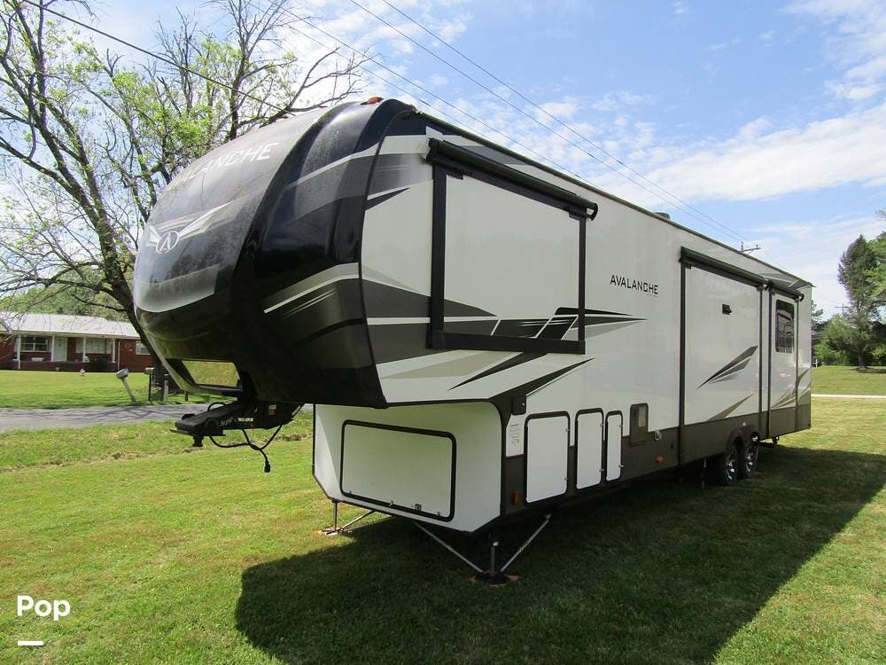 2021 Keystone Avalanche 395BH - Used Fifth Wheel For Sale by Pop RVs in Lafayette, Georgia features Awning, Air Conditioning, Leveling Jacks, Slideout