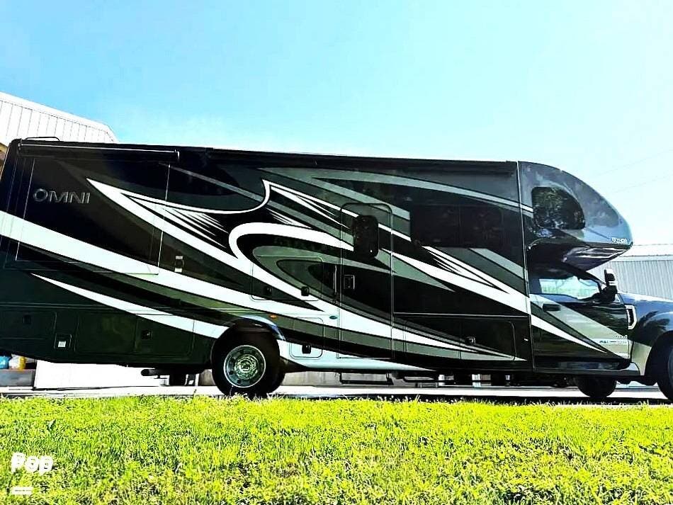 2022 Thor Motor Coach Omni XG32 - Used Super C For Sale by Pop RVs in Harned, Kentucky features Leveling Jacks, Awning, Generator, Slideout, Air Conditioning