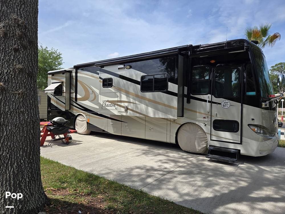 2011 Tiffin Phaeton 36QSH - Used Diesel Pusher For Sale by Pop RVs in Wesley Chapel, Florida features Slideout