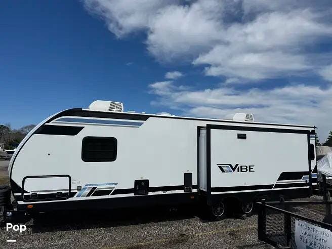 2024 Forest River Vibe 28RL - Used Travel Trailer For Sale by Pop RVs in Hampstead, North Carolina features Slideout, Awning, Air Conditioning