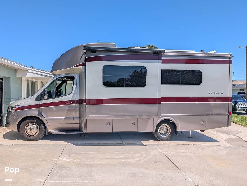 2022 Tiffin Wayfarer 25JW - Used Class C For Sale by Pop RVs in Indian Harbour Beach, Florida features Generator, Leveling Jacks, Slideout, Awning, Air Conditioning