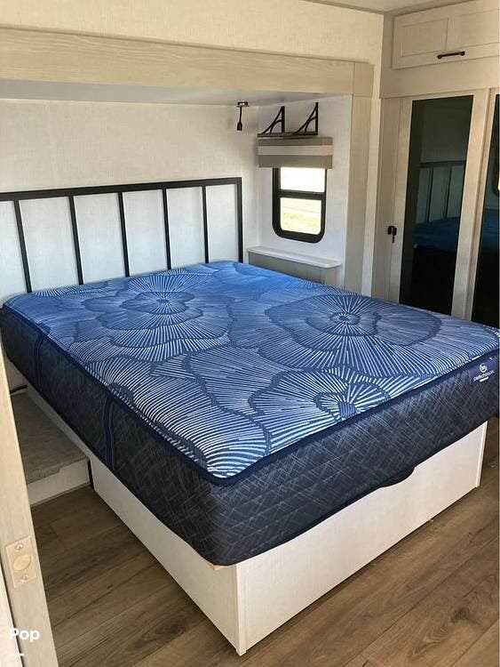 2024 Palomino Columbus R329DV - Used Fifth Wheel For Sale by Pop RVs in Freeland, Michigan features Slideout