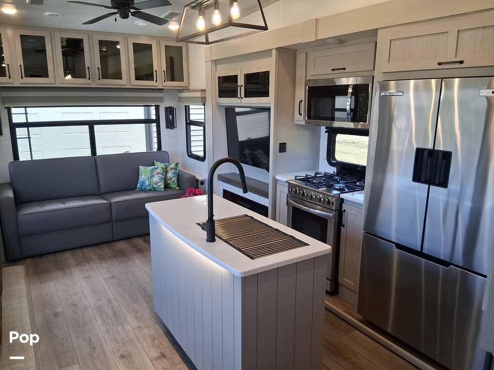 2024 Palomino Columbus 329DV - Used Fifth Wheel For Sale by Pop RVs in Freeland, Michigan features Slideout, Air Conditioning, Awning, Leveling Jacks