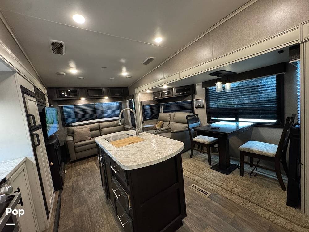 2019 Jayco Eagle 28.5RSTS - Used Fifth Wheel For Sale by Pop RVs in Hemet, California features Leveling Jacks, Air Conditioning, Awning, Slideout