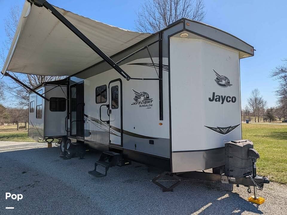 2020 Jayco Jay Flight Bungalow 40FBTS - Used Travel Trailer For Sale by Pop RVs in Peculiar, Missouri features Air Conditioning, Leveling Jacks, Awning, Slideout