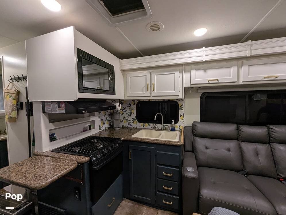 2017 Thor Motor Coach Freedom Elite 30FE - Used Class C For Sale by Pop RVs in Kilgore, Texas features Slideout
