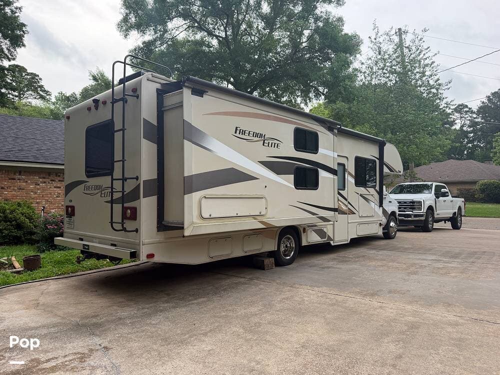 Used 2017 Thor Motor Coach Freedom Elite 30FE available in Kilgore, Texas