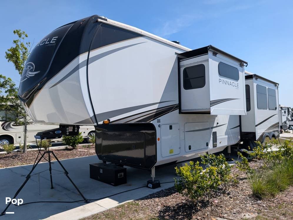 2025 Jayco Pinnacle 38FBRK - Used Fifth Wheel For Sale by Pop RVs in Keystone Heights, Florida features Air Conditioning, Awning, Slideout, Leveling Jacks