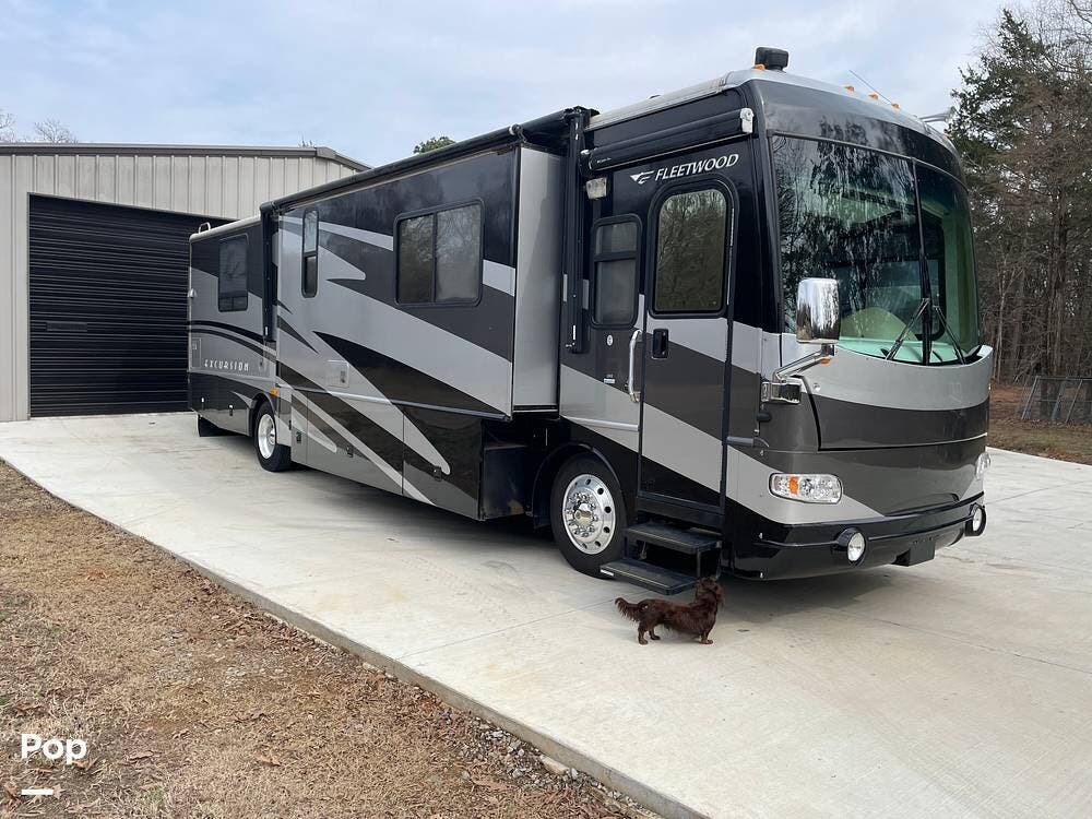 2005 Fleetwood Excursion 39S - Used Diesel Pusher For Sale by Pop RVs in Scranton, Arkansas features Slideout