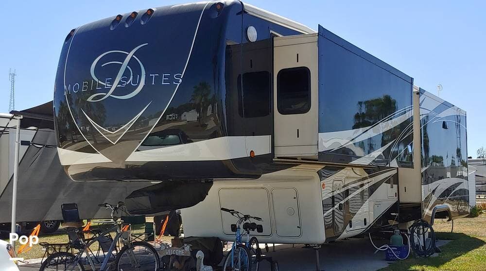 2019 DRV Mobile Suites 38RSSB3 - Used Fifth Wheel For Sale by Pop RVs in Frostproof, Florida features Slideout
