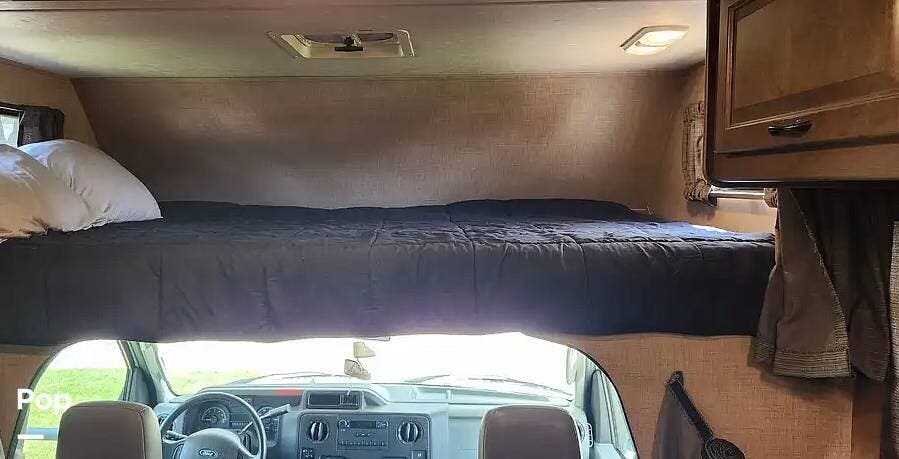 2019 Thor Motor Coach Majestic 28A - Used Class C For Sale by Pop RVs in Livonia, Michigan features Generator, Air Conditioning