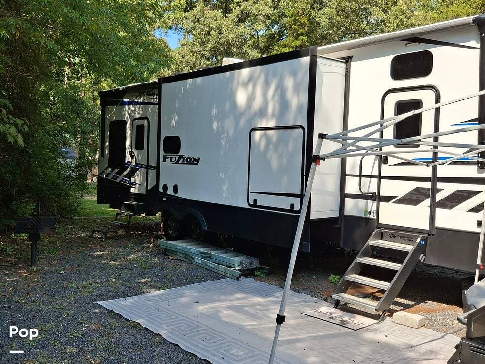 2022 Keystone Fuzion 428 - Used Toy Hauler For Sale by Pop RVs in Little Egg Harbor, New Jersey features Air Conditioning, Generator, Leveling Jacks, Slideout, Awning