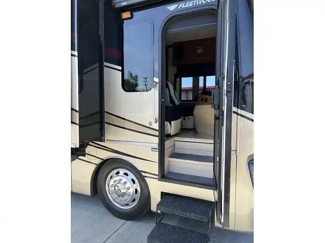 2015 Discovery 40X by Fleetwood from Pop RVs in Ripon, California