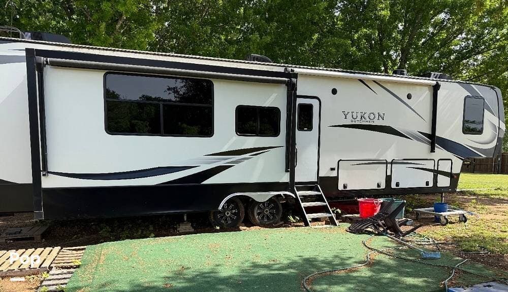 2021 Dutchmen Yukon 399ML - Used Fifth Wheel For Sale by Pop RVs in Burleson, Texas features Air Conditioning, Slideout, Leveling Jacks, Awning