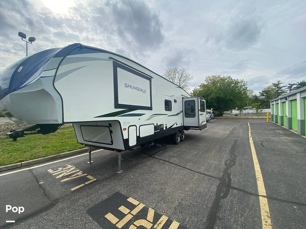 2021 Keystone Springdale 253FWRE - Used Fifth Wheel For Sale by Pop RVs in Toms River, New Jersey features Air Conditioning, Awning, Slideout