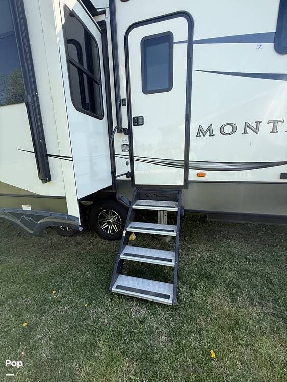 2021 Keystone Montana Legacy 3231CK - Used Fifth Wheel For Sale by Pop RVs in Afton, Tennessee features Slideout, Leveling Jacks, Awning, Air Conditioning