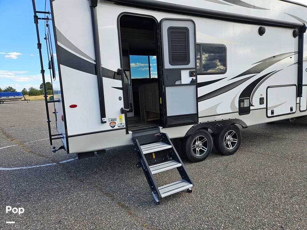 2022 Keystone Cougar 23MLS - Used Fifth Wheel For Sale by Pop RVs in Littleton, Colorado features Slideout, Air Conditioning, Awning, Leveling Jacks