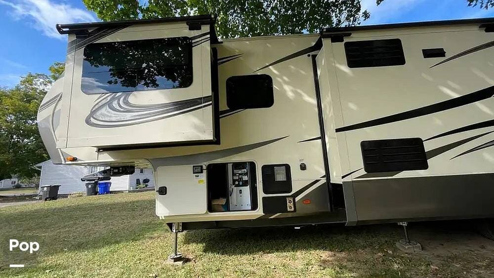 2020 Grand Design Solitude 380FL - Used Fifth Wheel For Sale by Pop RVs in Enfield, Connecticut features Slideout