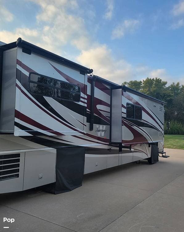 2010 Winnebago Journey 40L - Used Diesel Pusher For Sale by Pop RVs in Muscatine, Iowa features Air Conditioning, Leveling Jacks, Awning, Generator, Slideout