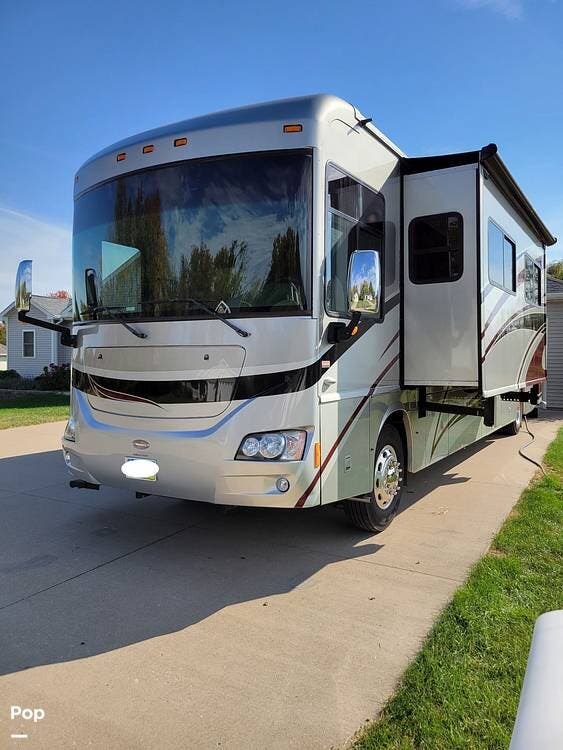 2010 Winnebago Journey 40L - Used Diesel Pusher For Sale by Pop RVs in Muscatine, Iowa features Awning, Air Conditioning, Slideout, Leveling Jacks, Generator