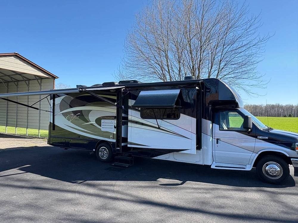 2021 Nexus Viper 29V - Used Class B+ For Sale by Pop RVs in North Jackson, Ohio features Slideout
