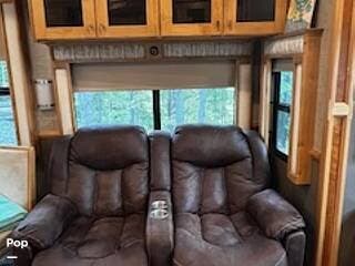 2019 Vanleigh Vilano 369FB - Used Fifth Wheel For Sale by Pop RVs in Albany, Kentucky features Air Conditioning, Leveling Jacks, Awning, Slideout