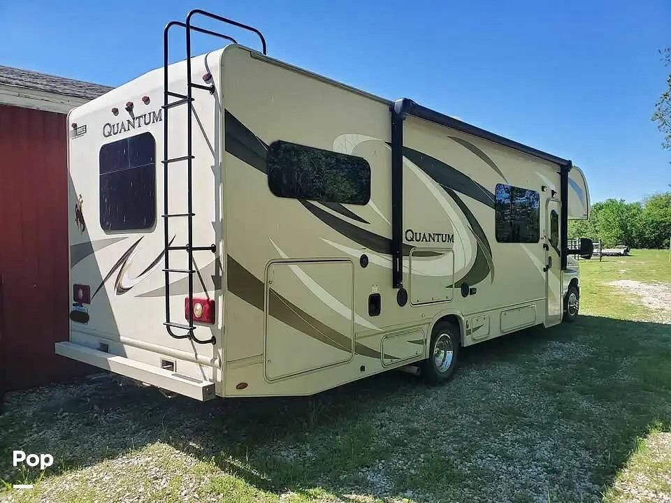 2017 Thor Motor Coach Quantum PD31 - Used Class C For Sale by Pop RVs in Tyro, Kansas features Generator, Leveling Jacks, Slideout, Awning, Air Conditioning