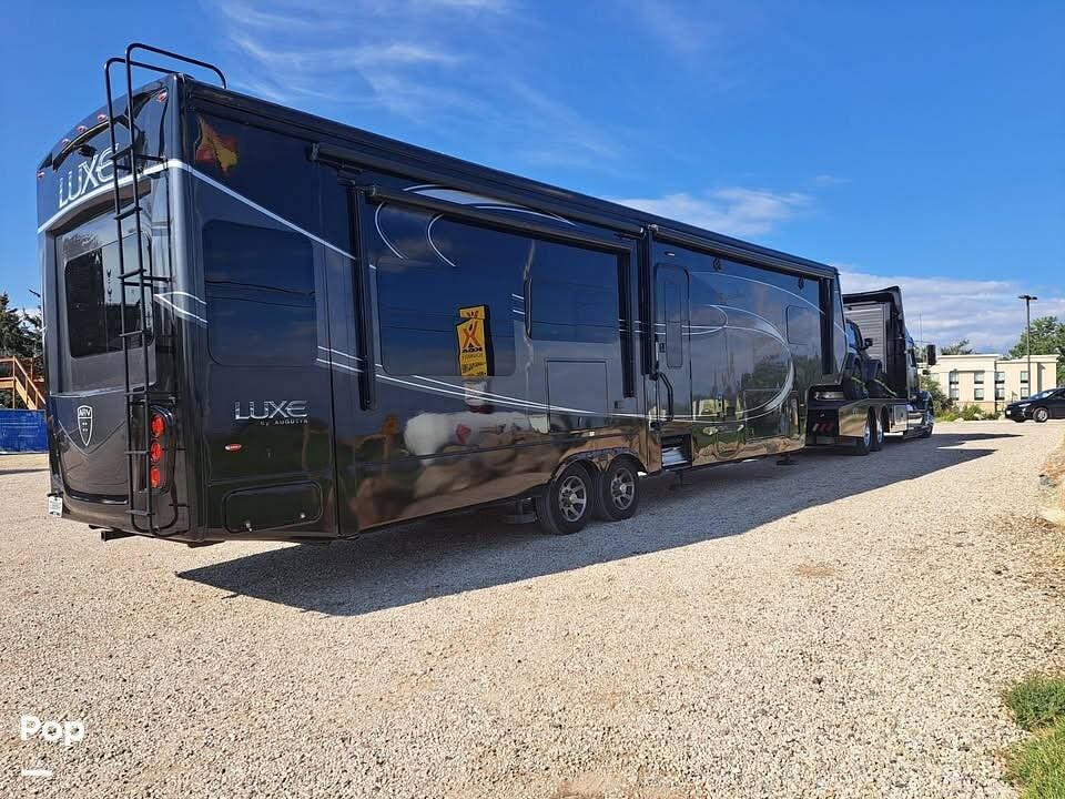 2017 Augusta RV Luxe 38RLS - Used Fifth Wheel For Sale by Pop RVs in Silver Springs, Florida features Slideout