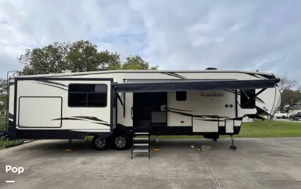 2020 Heartland ElkRidge 39MBHS - Used Fifth Wheel For Sale by Pop RVs in Lytle, Texas features Slideout, Leveling Jacks, Awning, Air Conditioning