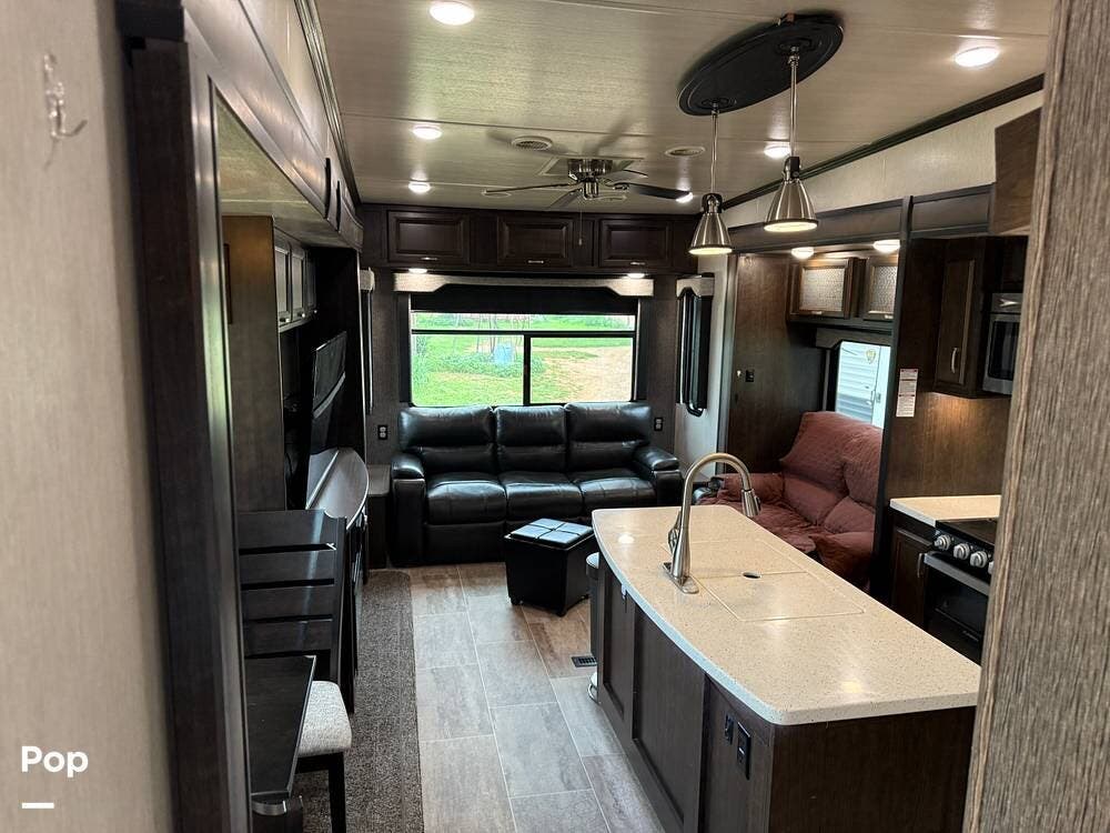 2020 Heartland ElkRidge 39MBHS - Used Fifth Wheel For Sale by Pop RVs in Lytle, Texas features Awning, Leveling Jacks, Air Conditioning, Slideout