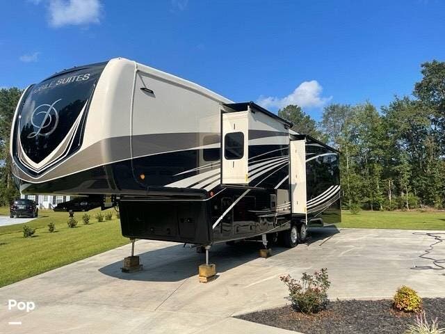 2021  DRV 39DBRS3 - Used Fifth Wheel For Sale by Pop RVs in Conway, South Carolina features Slideout