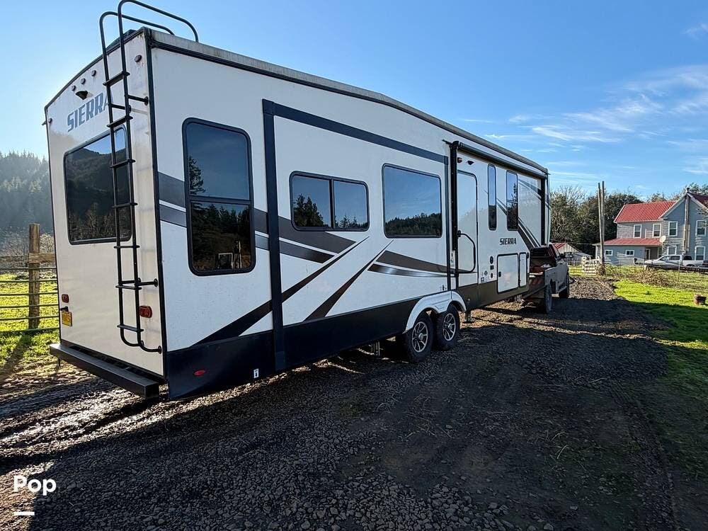 2021 Forest River Sierra 321RL - Used Fifth Wheel For Sale by Pop RVs in Myrtle Point, Oregon features Air Conditioning, Awning, Leveling Jacks, Slideout