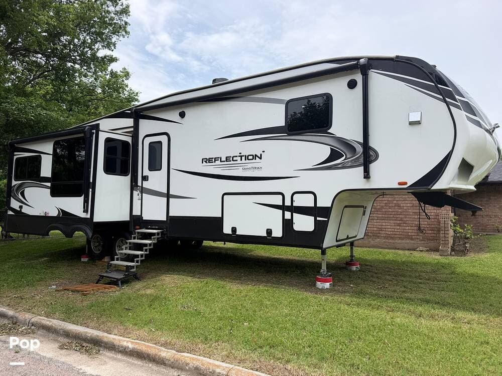 2021 Grand Design Reflection 337FLS - Used Fifth Wheel For Sale by Pop RVs in Sherman, Texas features Awning, Air Conditioning, Slideout