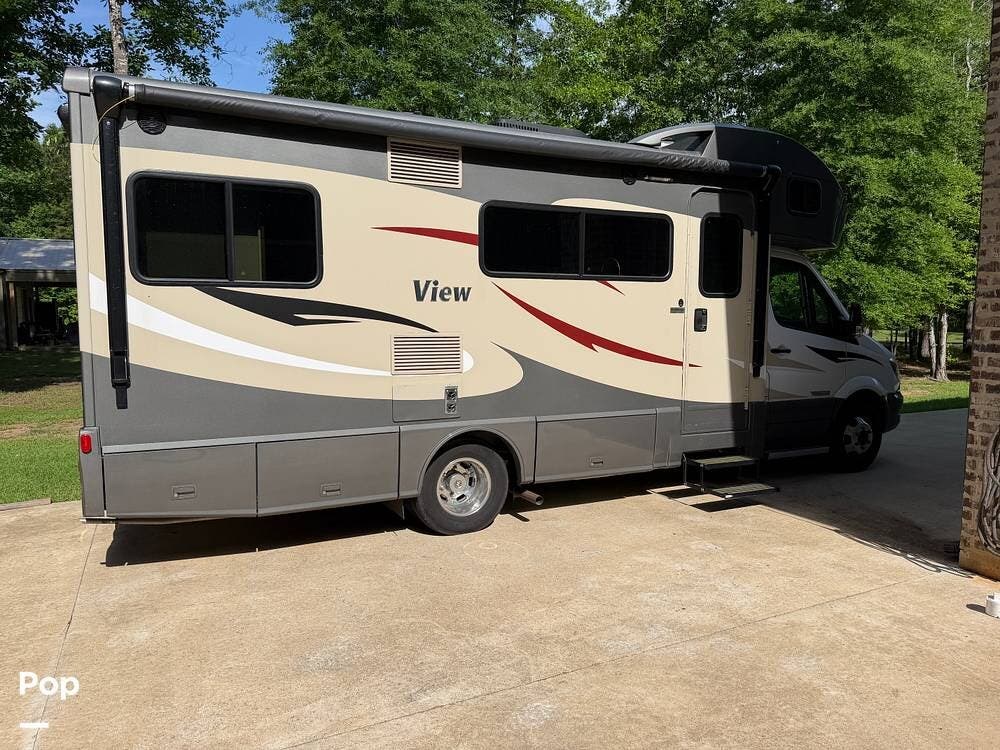 2016 Winnebago View 24G - Used Class C For Sale by Pop RVs in Princeton, Louisiana features Slideout, Awning, Generator, Air Conditioning