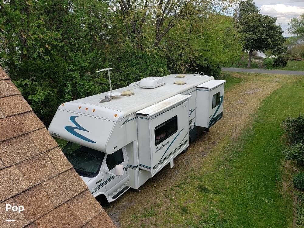 2004 Winnebago Itasca Sundancer 30 V - Used Class C For Sale by Pop RVs in Chester, Maryland features Slideout