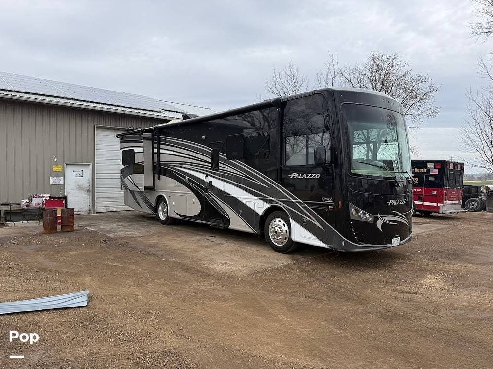 2017 Palazzo 33.2 by Thor Motor Coach from Pop RVs in Kirkland, Illinois